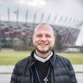 O. Maciej Ziębiec CSsR – rekolekcjonista i misjonarz miłosierdzia w Domu Wypoczynkowo-‑Rekolekcyjnym w Rowach. W czasie pandemii koronawirusa posługuje jako kapelan w szpitalu tymczasowym na Stadionie Narodowym w Warszawie.