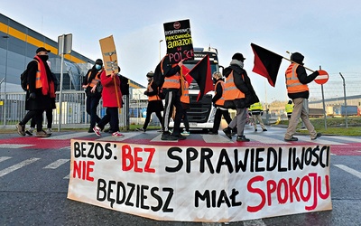 Demonstracja przedstawicieli pracowników Amazona przed magazynem w Bielanach Wrocławskich.