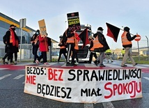 Demonstracja przedstawicieli pracowników Amazona przed magazynem w Bielanach Wrocławskich.
