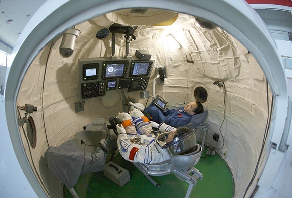 Chińscy astronauci podczas ćwiczeń w kapsule statku kosmicznego.