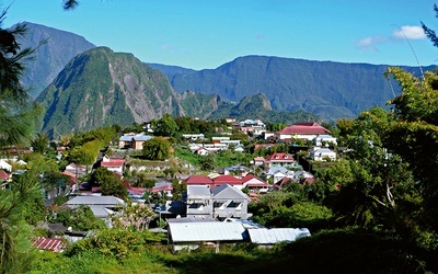 Wyspa Reunion jest położona na Oceanie Indyjskim. Należy do Francji.