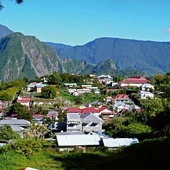 Wyspa Reunion jest położona na Oceanie Indyjskim. Należy do Francji.