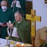 Ordynariusz radomski przewodniczy Eucharystii w kaplicy seminaryjnej.