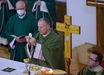 Ordynariusz radomski przewodniczy Eucharystii w kaplicy seminaryjnej.