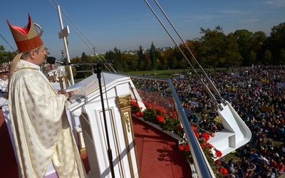 Bp Henryk Tomasik podczas jednej z pielgrzymek Rodziny Szkół Jana Pawła II na Jasna Górę.