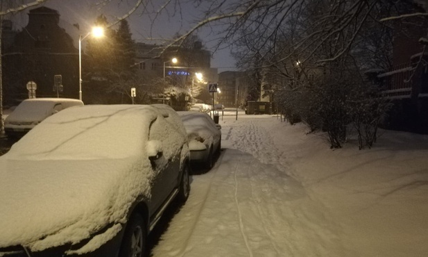 Śląskie. Zima długo wyczekiwana. Ludzie na sankach. Do kiedy utrzyma się śnieg?