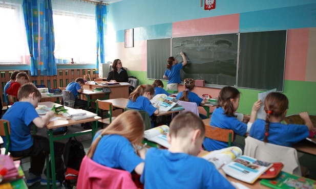 Śląskie. W poniedziałek do szkół wraca ok. 128 tys. uczniów