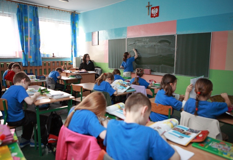 Śląskie. W poniedziałek do szkół wraca ok. 128 tys. uczniów