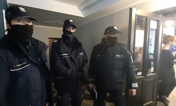 Katowice. Restauracja otworzyła się w lockdownie. Na miejsce przyjechała policja