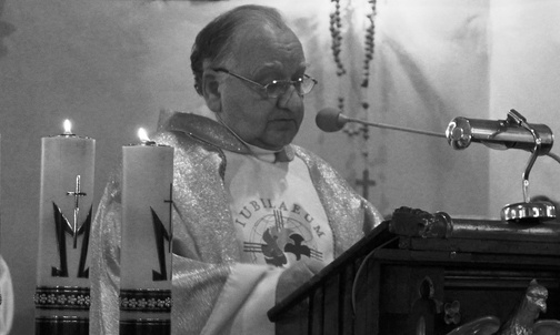 Ks. Andrzej Wolny 22 października 2014 podczas wprowadzenia relikwii św. Jana Pawła II do kościoła w Godziszce.
