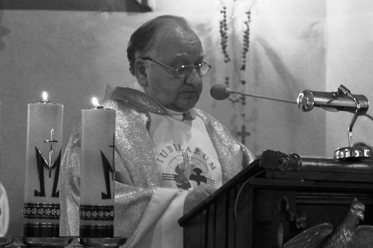 Ks. Andrzej Wolny 22 października 2014 podczas wprowadzenia relikwii św. Jana Pawła II do kościoła w Godziszce.