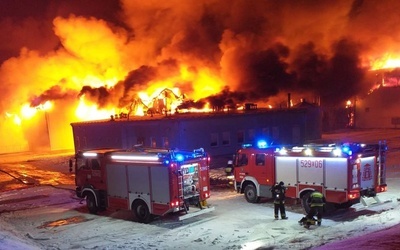 Do pożaru zostało skierowanych ponad 12 jednostek straży pożarnej.