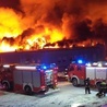 Do pożaru zostało skierowanych ponad 12 jednostek straży pożarnej.
