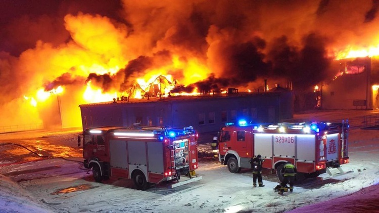 Do pożaru zostało skierowanych ponad 12 jednostek straży pożarnej.