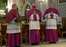 Biskupi proszą o modlitwę za Czcigodnego Solenizanta (z lewej) w parafiach diecezji radomskiej.