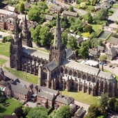 W. Brytania: Szczepienia przeciw Covid-19 w średniowiecznych katedrach