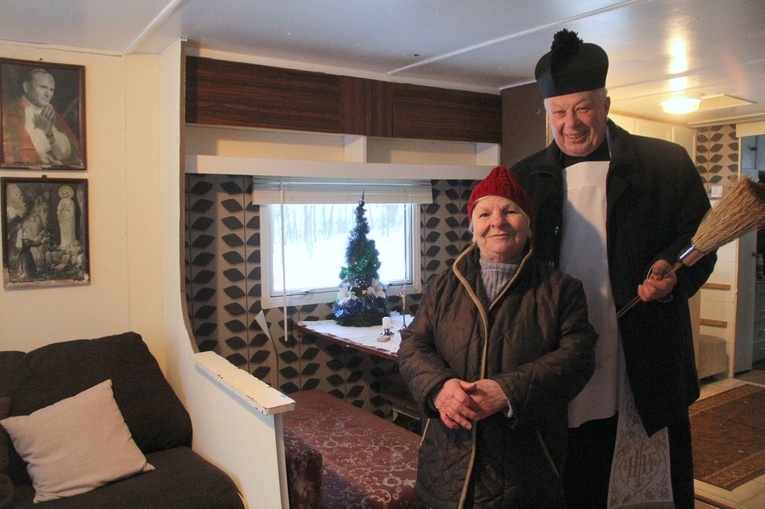 Wojakowa. Błogosławieństwo domu i kolęda u pani Marii