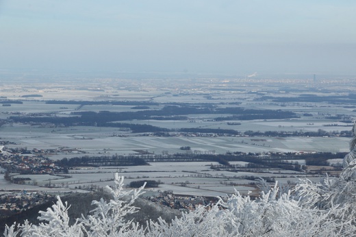 Tłum na szczycie zaśnieżonej Ślęży 