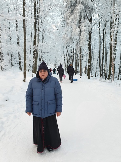 Tłum na szczycie zaśnieżonej Ślęży 