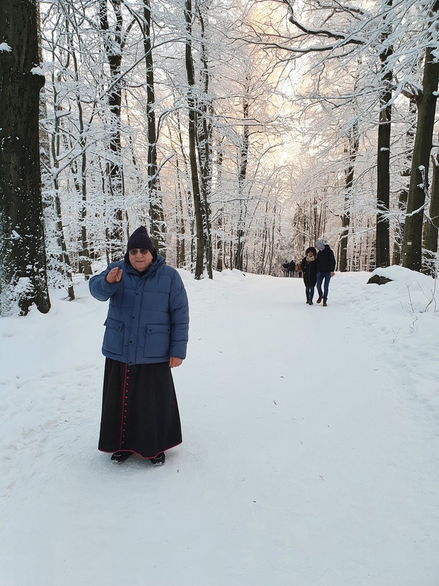 Tłum na szczycie zaśnieżonej Ślęży 