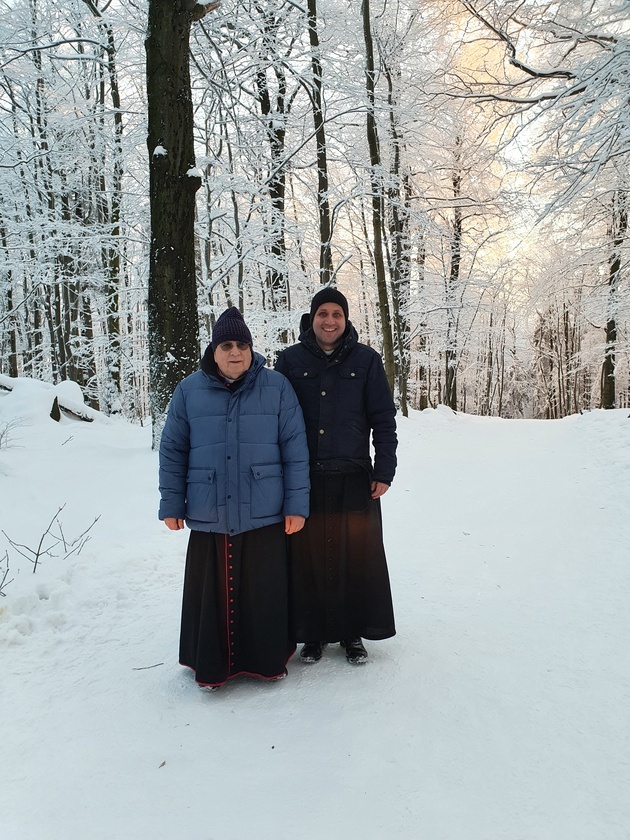 Tłum na szczycie zaśnieżonej Ślęży 