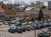 Bielsko-Biała. Parking zamieni się w park. Pojawią się m.in. fontanna i fortepian