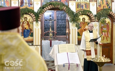 Bp Marek Mendyk głoszący homilię w świdnickiej cerkwi.