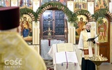Bp Marek Mendyk głoszący homilię w świdnickiej cerkwi.