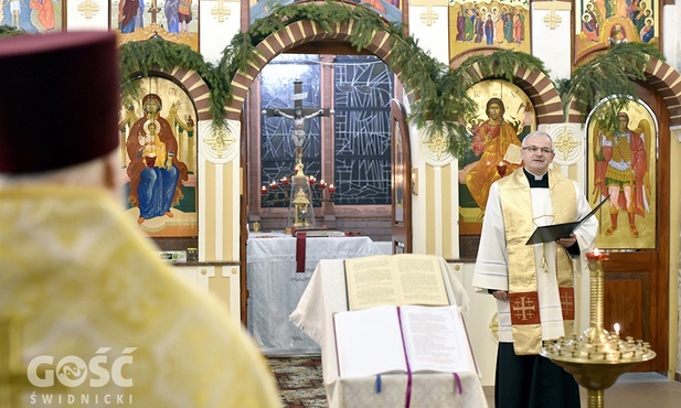 Bp Marek Mendyk głoszący homilię w świdnickiej cerkwi.