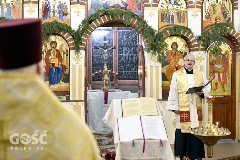 Bp Marek Mendyk głoszący homilię w świdnickiej cerkwi.