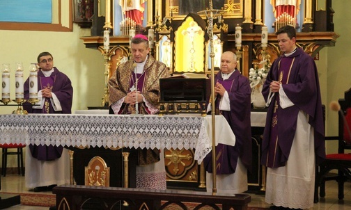 Bp Roman Pindel przewodniczył pierwszej Mszy św. w intencji zmarłego ks. kan. Andrzeja Wolnego w Godziszce.