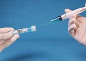 Do kraju dociera mniej szczepionek; nie wszystkie szpitale rozpoczęły podawanie drugiej dawki
