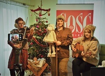 Nasza redakcja podjęła wyzwanie. Zaśpiewałyśmy kolędę „Przybieżeli do Betlejem”.