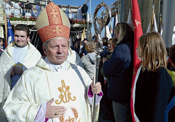 ◄	Biskup senior podczas jednej z pielgrzymek Rodziny Szkół Jana Pawła II na Jasną Górę. 