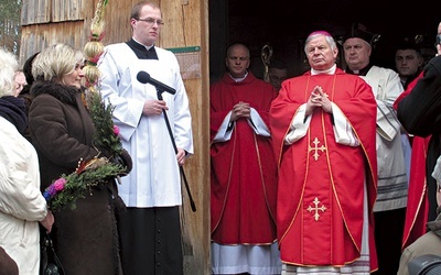 ▲	Były ordynariusz w kościele pw. św. Doroty przewodniczył uroczystościom Niedzieli Palmowej. Z lewej dyrektorka placówki.