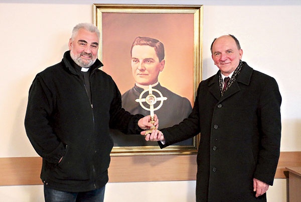 ▲	Krzysztof Orzechowski i ks. Wiesław Lenartowicz z relikwiami założyciela.