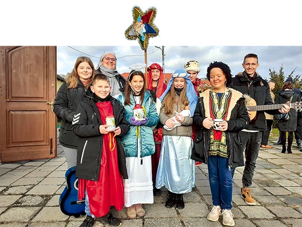 ▲	Kolędnicy w świdnickiej parafii Miłosierdzia Bożego.