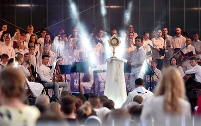 ▲	W czasie uwielbienia uczestnicy mają możliwość adorować Jezusa obecnego w Eucharystii. 