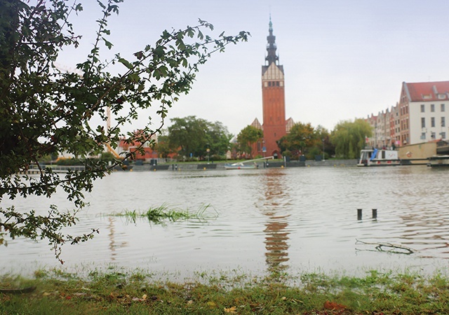 ▲	Jednym z bohaterów utworów, które znajdziemy na płycie, jest elbląskie Stare Miasto.