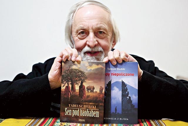  Pisarz ze swoją pierwszą podróżniczą książką „Sen pod baobabem”  oraz ostatnią  „Wyspy niepoliczone” 