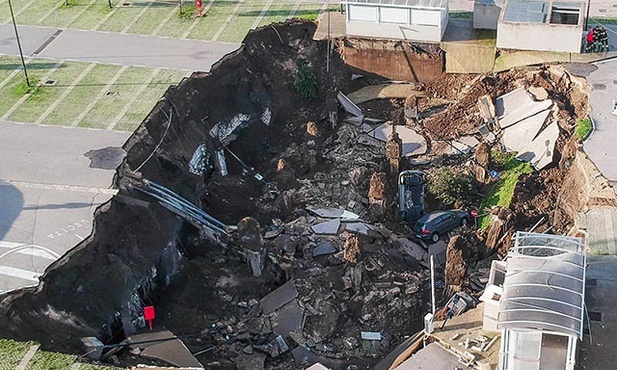 Parking zawalił się nad ranem, w chwili, gdy stało na nim tylko kilka aut. 