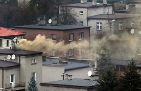 Palą byle czym i w byle czym. Można szybko rozprawić się ze smogiem?