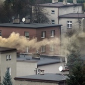 Palą byle czym i w byle czym. Można szybko rozprawić się ze smogiem?