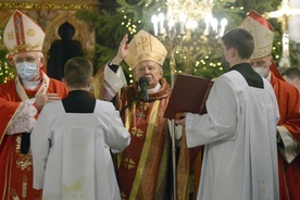 Na zakończenie liturgii solenizant udzielił uroczystego błogosławieństwa.