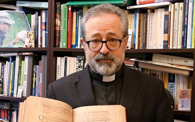 Ks. prof. Henryk Seweryniak pokazuje reprint „Pontyfikału płockiego”.