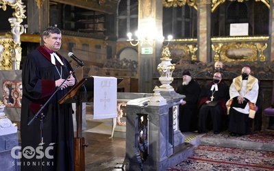 Luterański biskup senior diecezji wrocławskiej w świdnickim Kościele Pokoju.