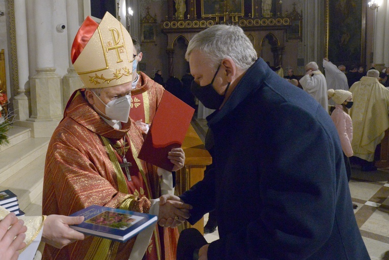 Życzenia bp. Henrykowi Tomasikowi składa poseł Marek Suski.