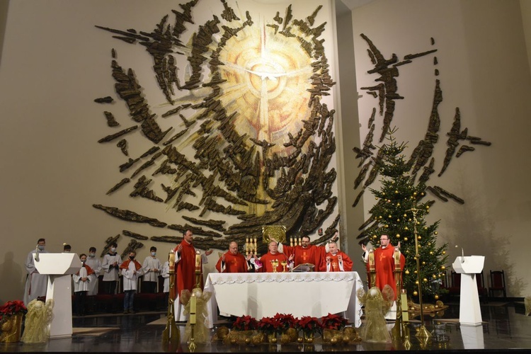 40 lat minęło - parafia Ducha Świętego w Mielcu