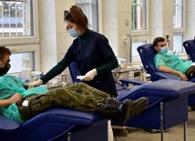 Do tej pory żołnierze oddali łącznie 225 litrów krwi.