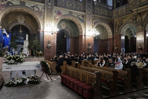 Ostatnie pożegnanie 13-letniej Patrycji w Piekarach Śl.